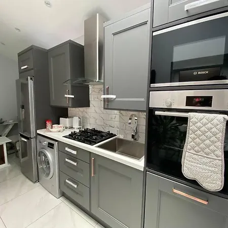 Adorable 2 Double Bedroom Suite W/ Parking Cluain Aodha