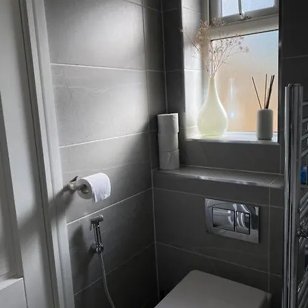 Adorable 2 Double Bedroom Suite W/ Parking Lägenhet *