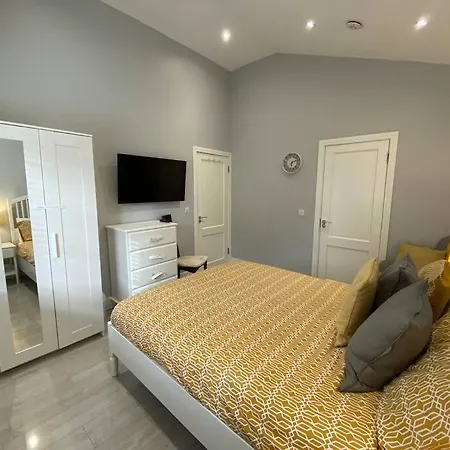 Adorable 2 Double Bedroom Suite W/ Parking Cluain Aodha