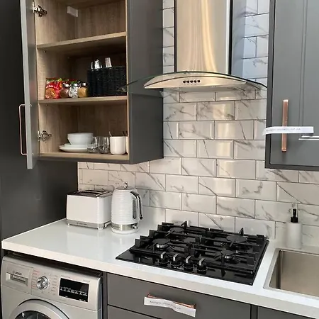 Adorable 2 Double Bedroom Suite W/ Parking