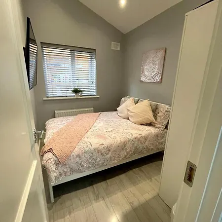Adorable 2 Double Bedroom Suite W/ Parking *